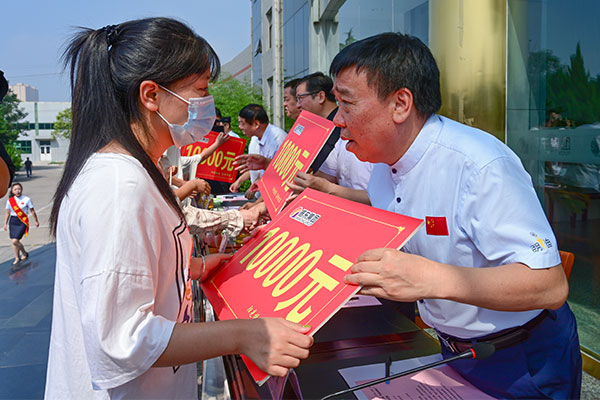 sunbet向贫困大学生发助学金